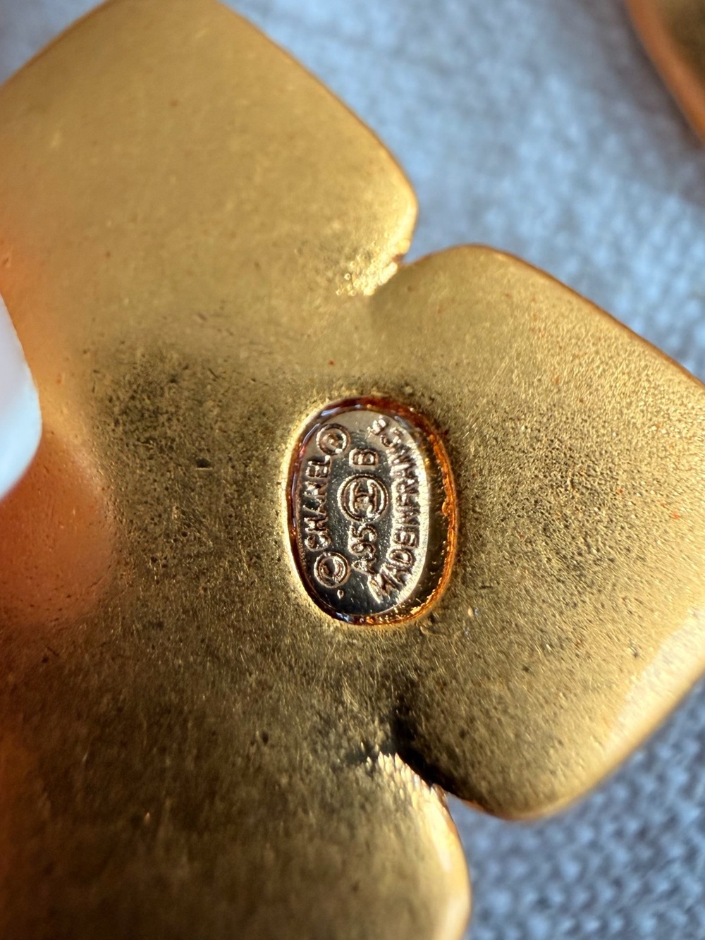 šCHANEL Gold Flower Motif Stud Earrings⨠- Picture 6 of 11